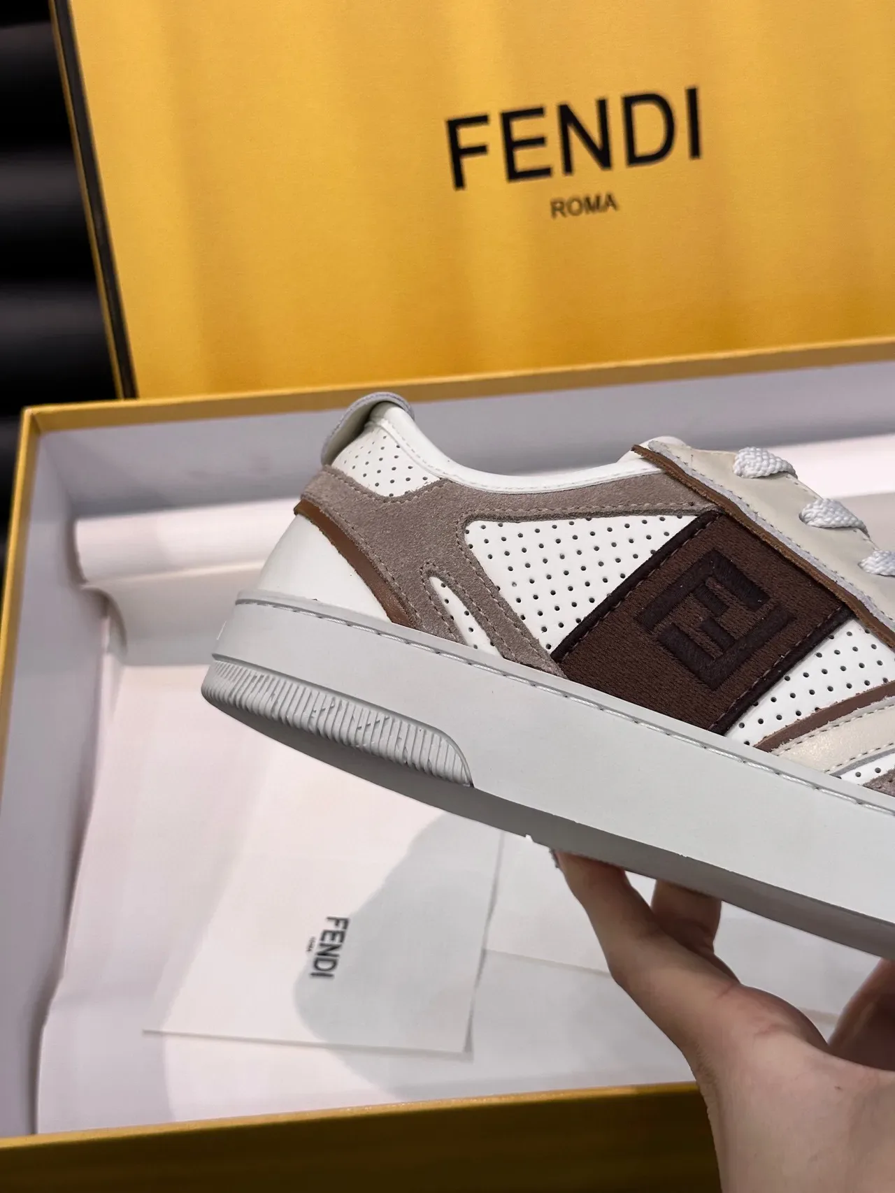 Fendi أحذية رياضية لايف ستايل أبيض وبني من المواد المختلطة مع لوحات شبكية مثقبة 7