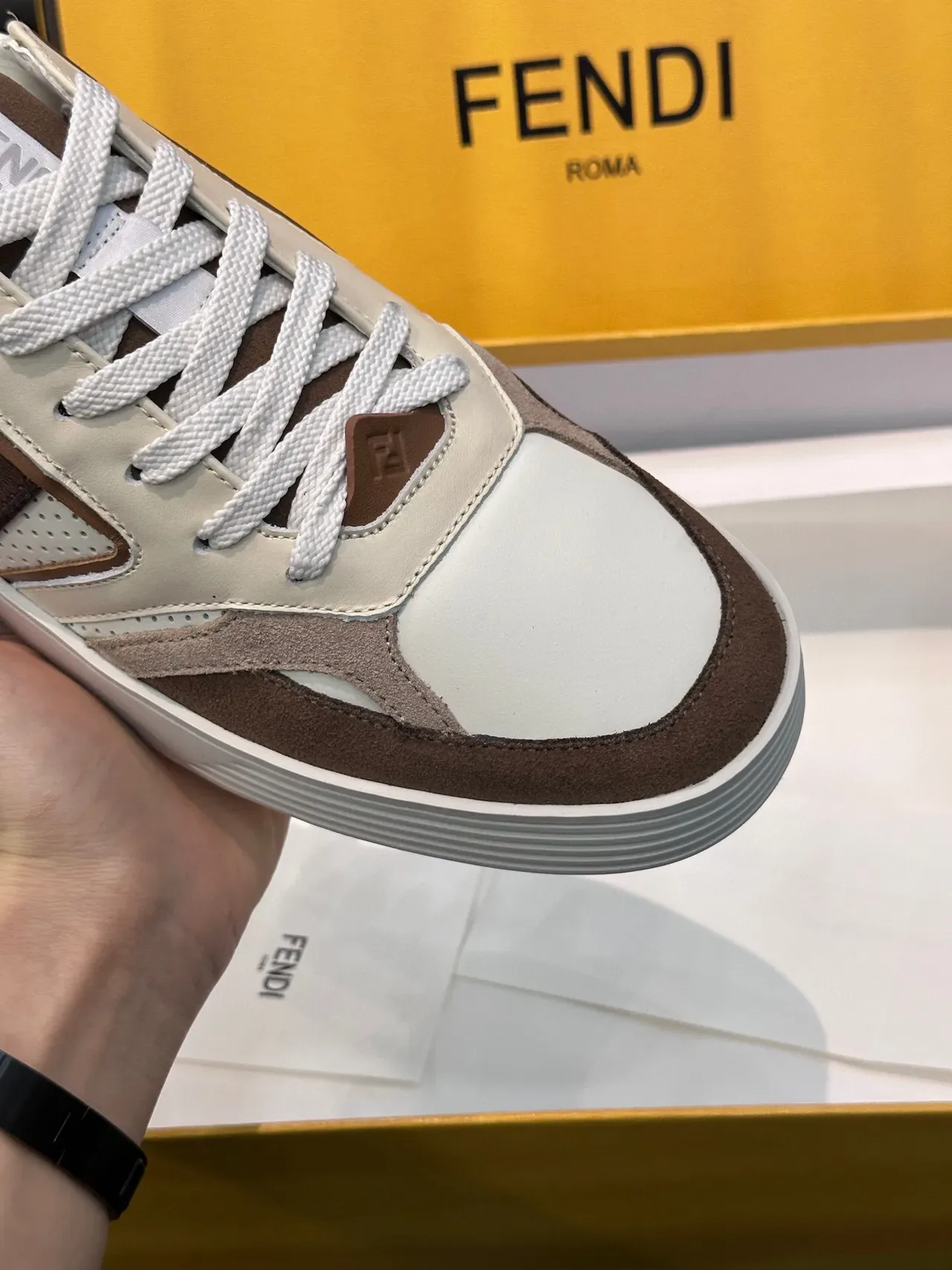 Fendi أحذية رياضية لايف ستايل أبيض وبني من المواد المختلطة مع لوحات شبكية مثقبة 8