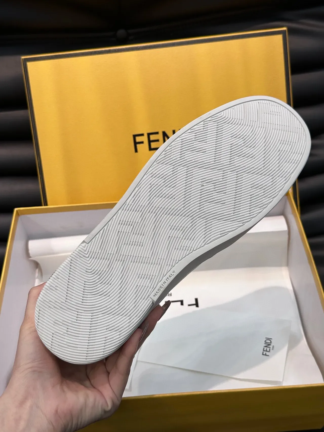 Fendi أحذية رياضية لايف ستايل أبيض وبني من المواد المختلطة مع لوحات شبكية مثقبة 9