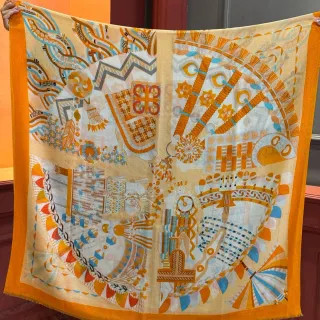 Bufanda de seda con estampado geométrico abstracto en naranja y flecos