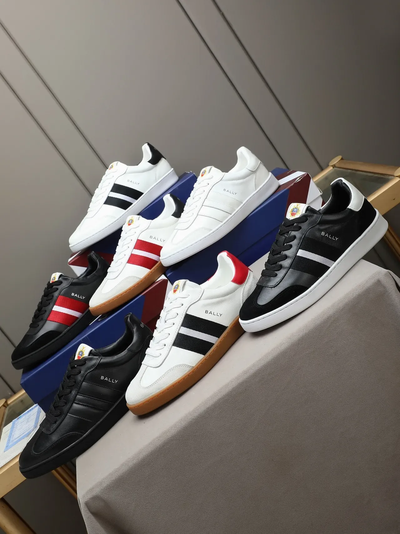 BALLY Sneakers Lifestyle Noir et Rouge Cuir-Suede Híbrido Détail Rayure Latérale 2
