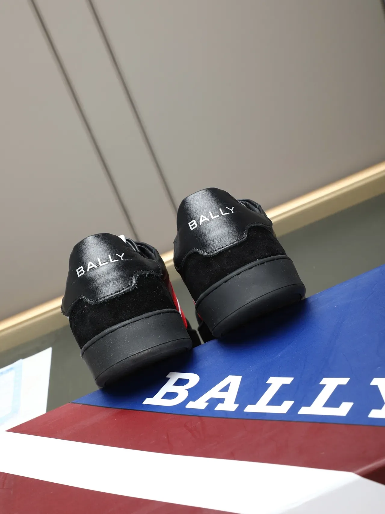 BALLY Sneakers Lifestyle Noir et Rouge Cuir-Suede Híbrido Détail Rayure Latérale 3