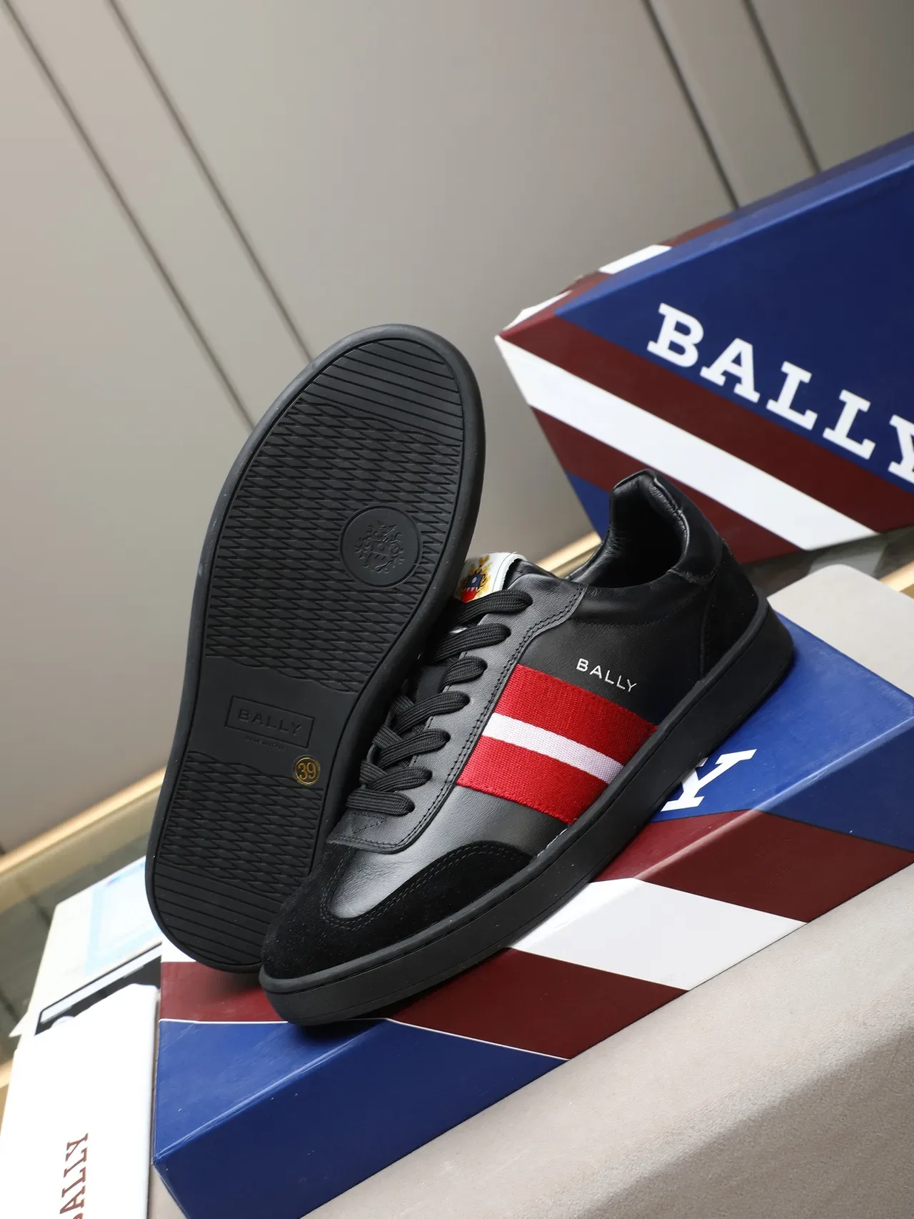BALLY Sneakers Lifestyle Noir et Rouge Cuir-Suede Híbrido Détail Rayure Latérale 4