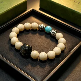 Pulsera de cuentas beige negra tallada con perla focal
