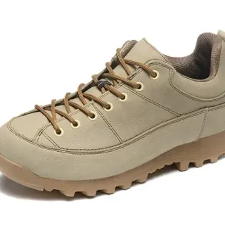 Zapatillas beige y marrón low-top estilo hiking con upper de aspecto de ante