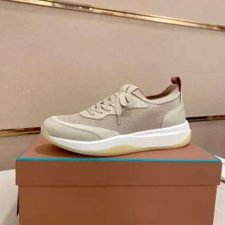 Zapatilla de lifestyle con paneles de malla y ante en color beige