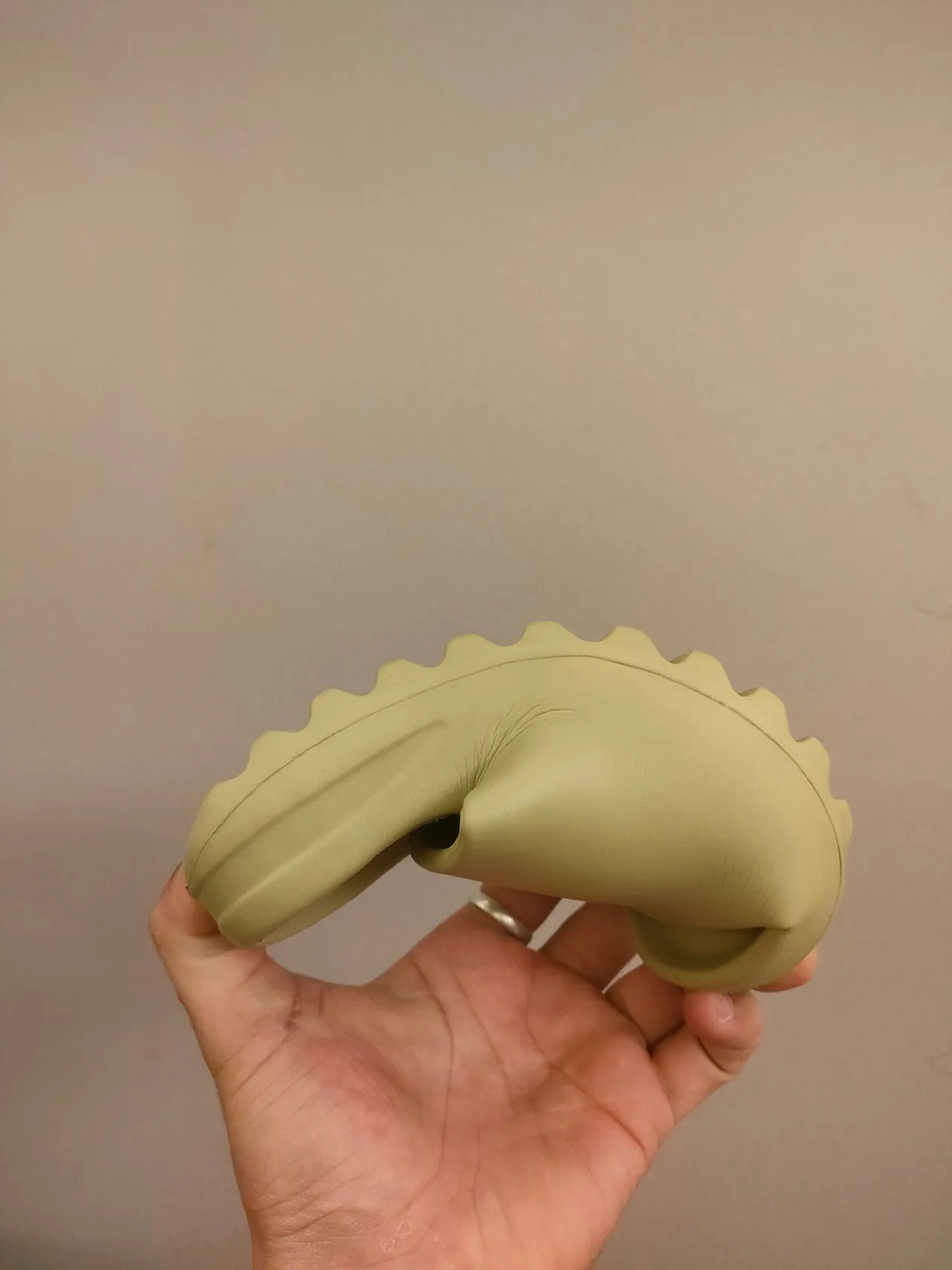 حذاء خشبي بيج مع بناء رغوة مطرزة وقاعدة scalloped 5