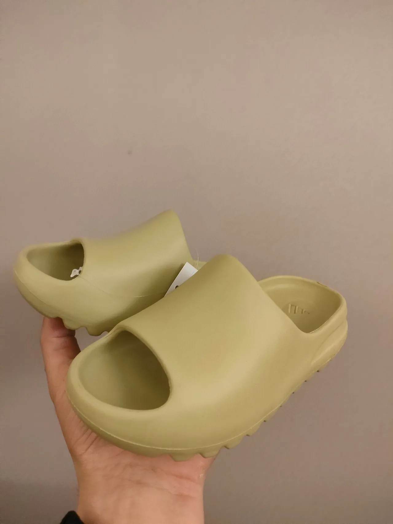 حذاء خشبي بيج مع بناء رغوة مطرزة وقاعدة scalloped 6