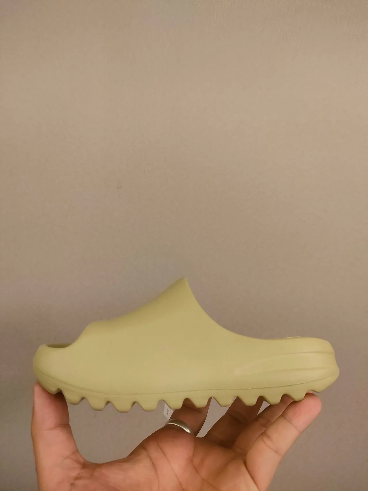 حذاء خشبي بيج مع بناء رغوة مطرزة وقاعدة scalloped 7