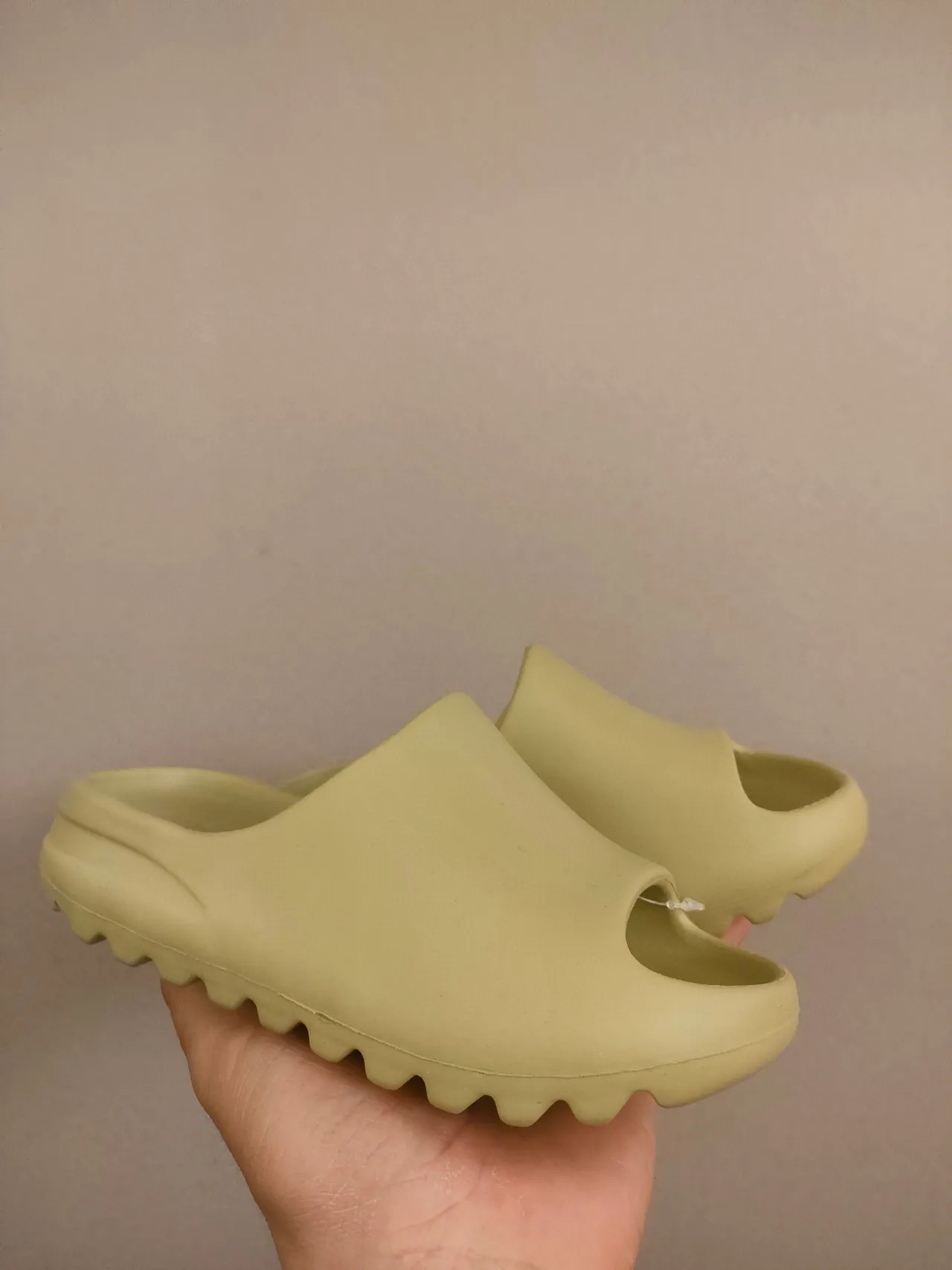 حذاء خشبي بيج مع بناء رغوة مطرزة وقاعدة scalloped 9