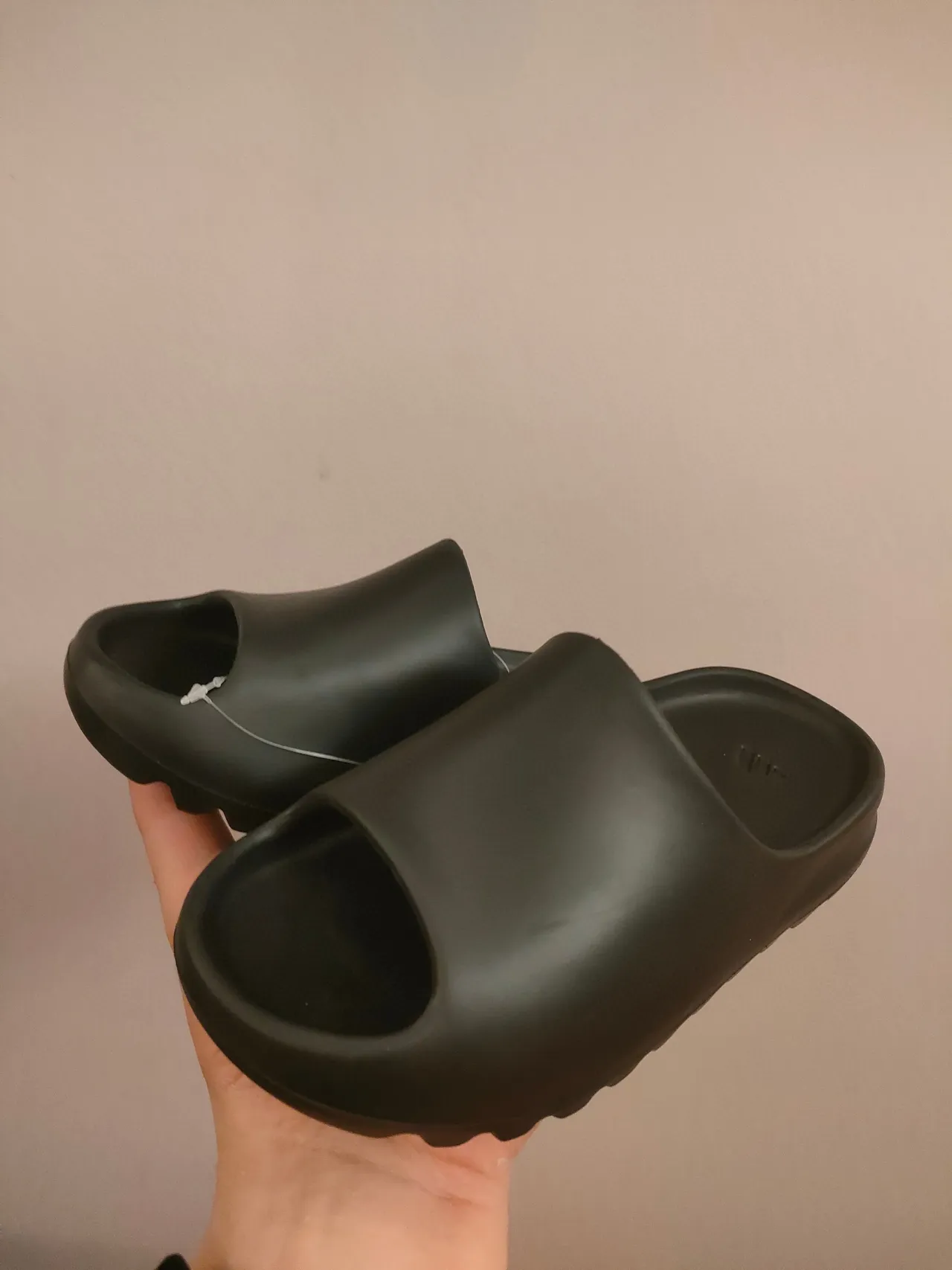 حذاء خشبي بيج مع بناء رغوة مطرزة وقاعدة scalloped 11