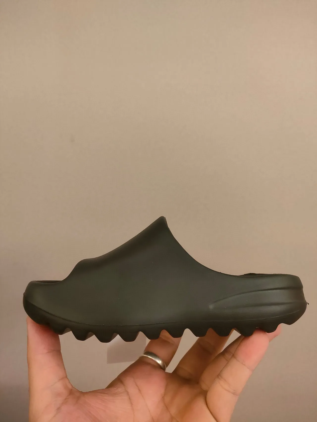 حذاء خشبي بيج مع بناء رغوة مطرزة وقاعدة scalloped 12