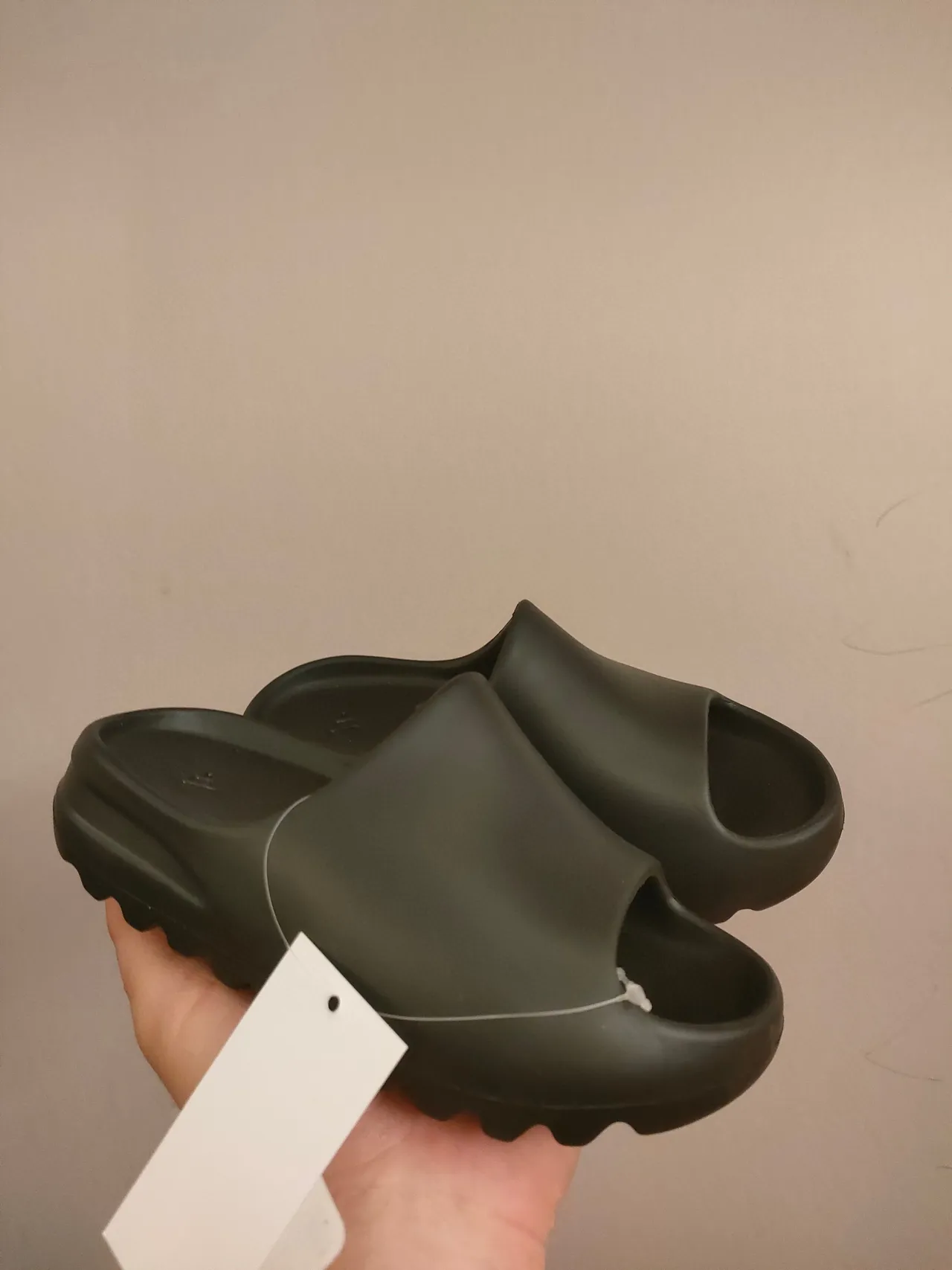 حذاء خشبي بيج مع بناء رغوة مطرزة وقاعدة scalloped 14
