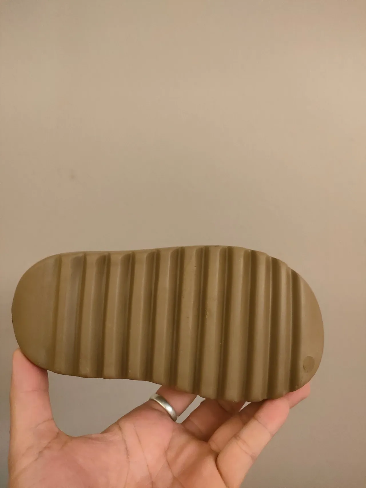 حذاء خشبي بيج مع بناء رغوة مطرزة وقاعدة scalloped 16