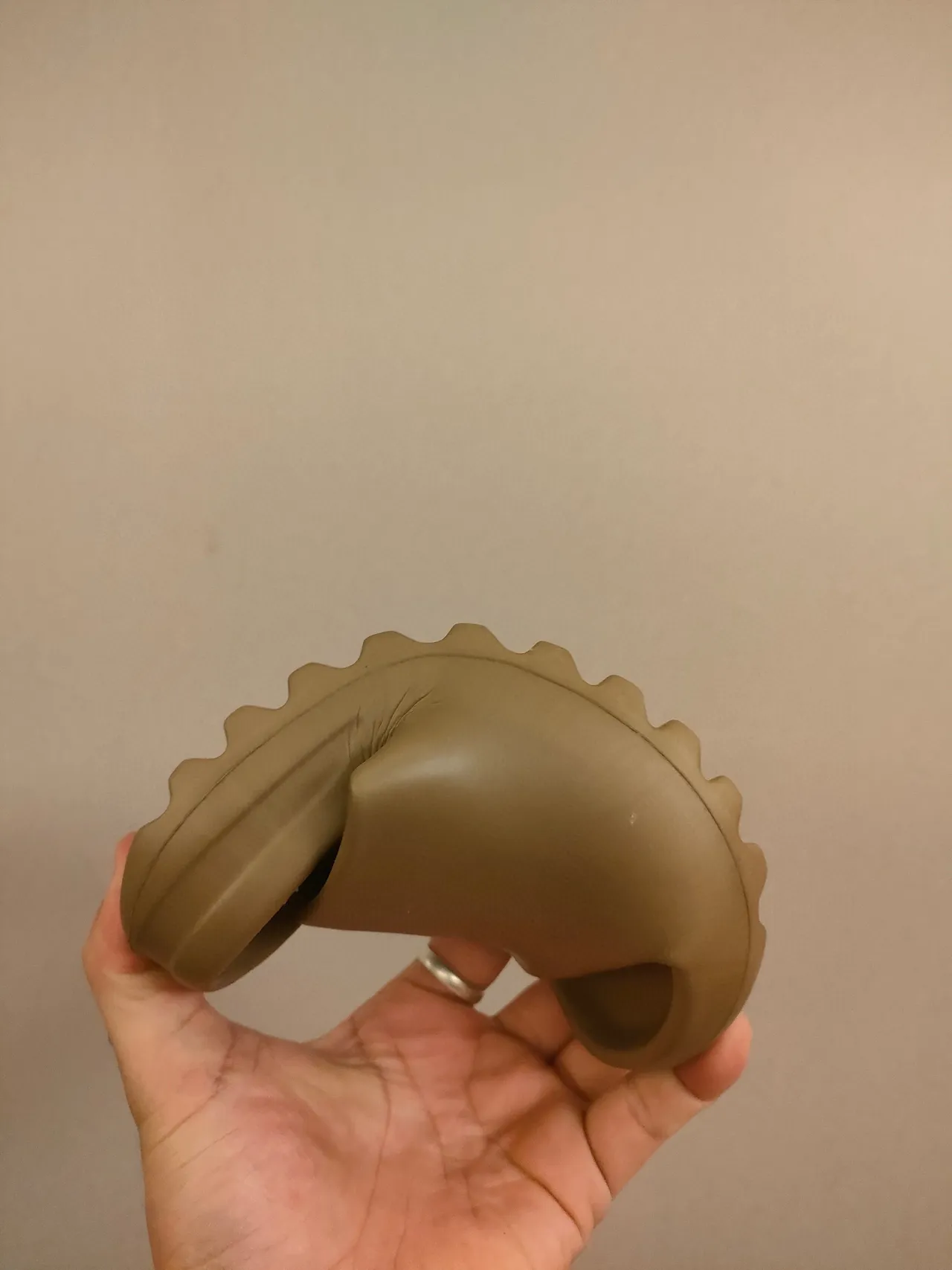 حذاء خشبي بيج مع بناء رغوة مطرزة وقاعدة scalloped 17