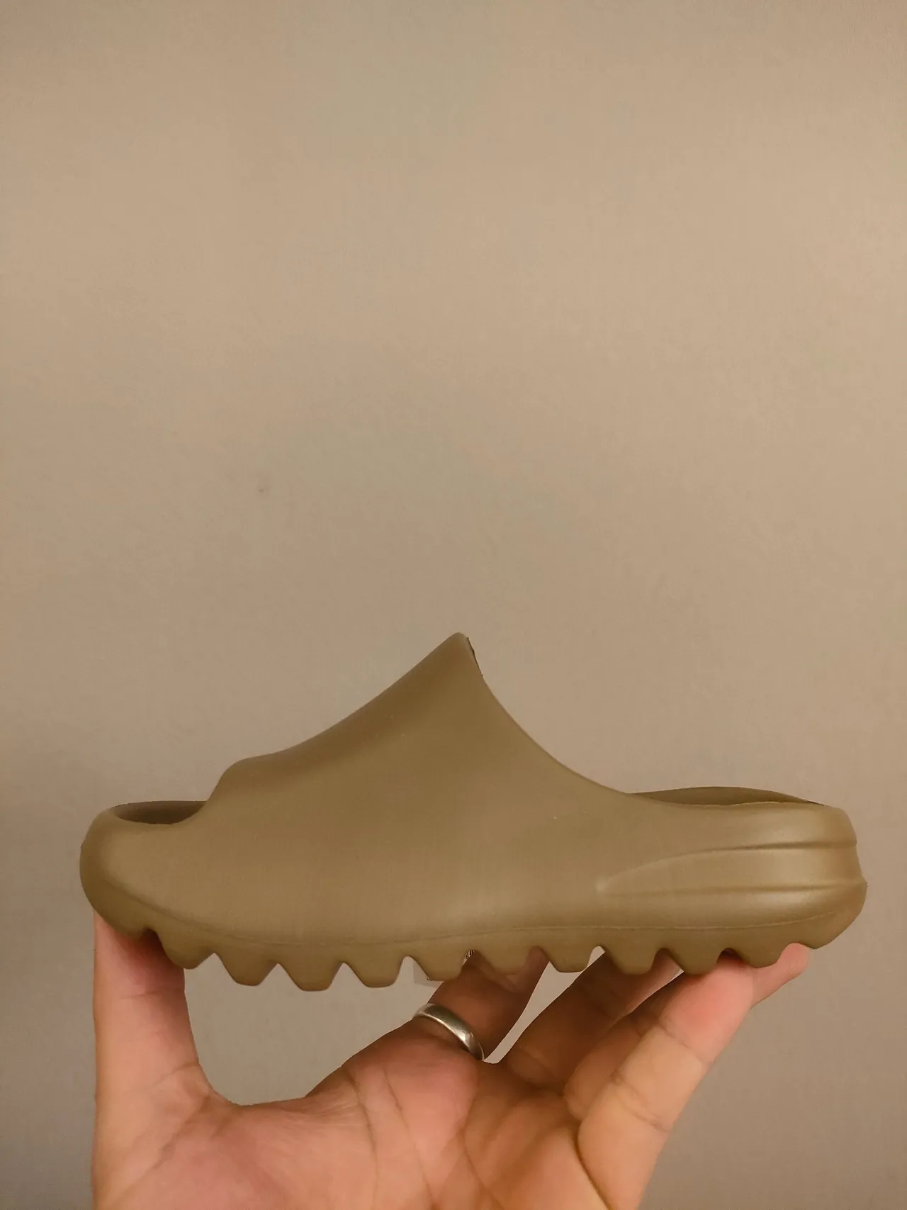 حذاء خشبي بيج مع بناء رغوة مطرزة وقاعدة scalloped 18