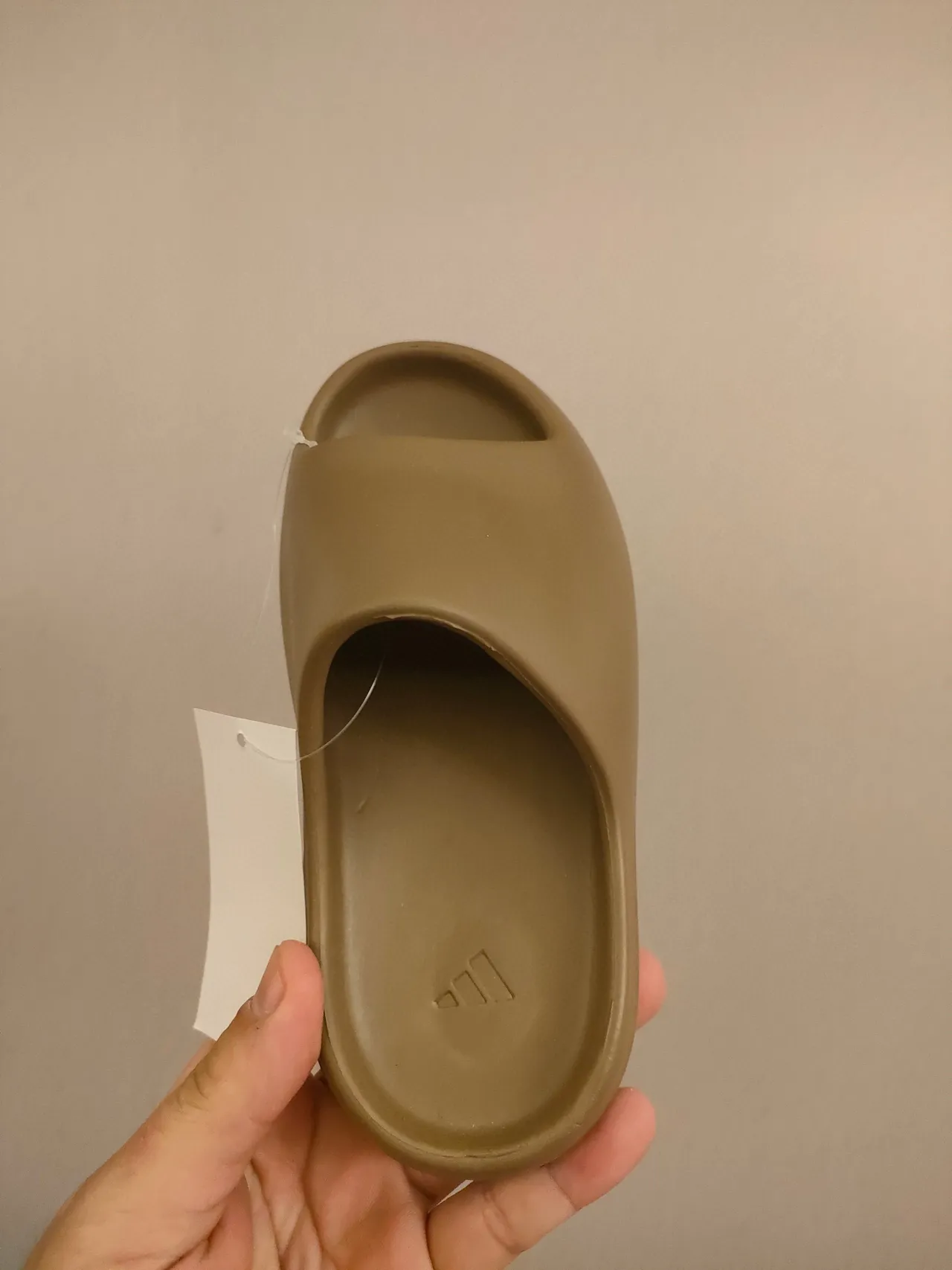 حذاء خشبي بيج مع بناء رغوة مطرزة وقاعدة scalloped 19