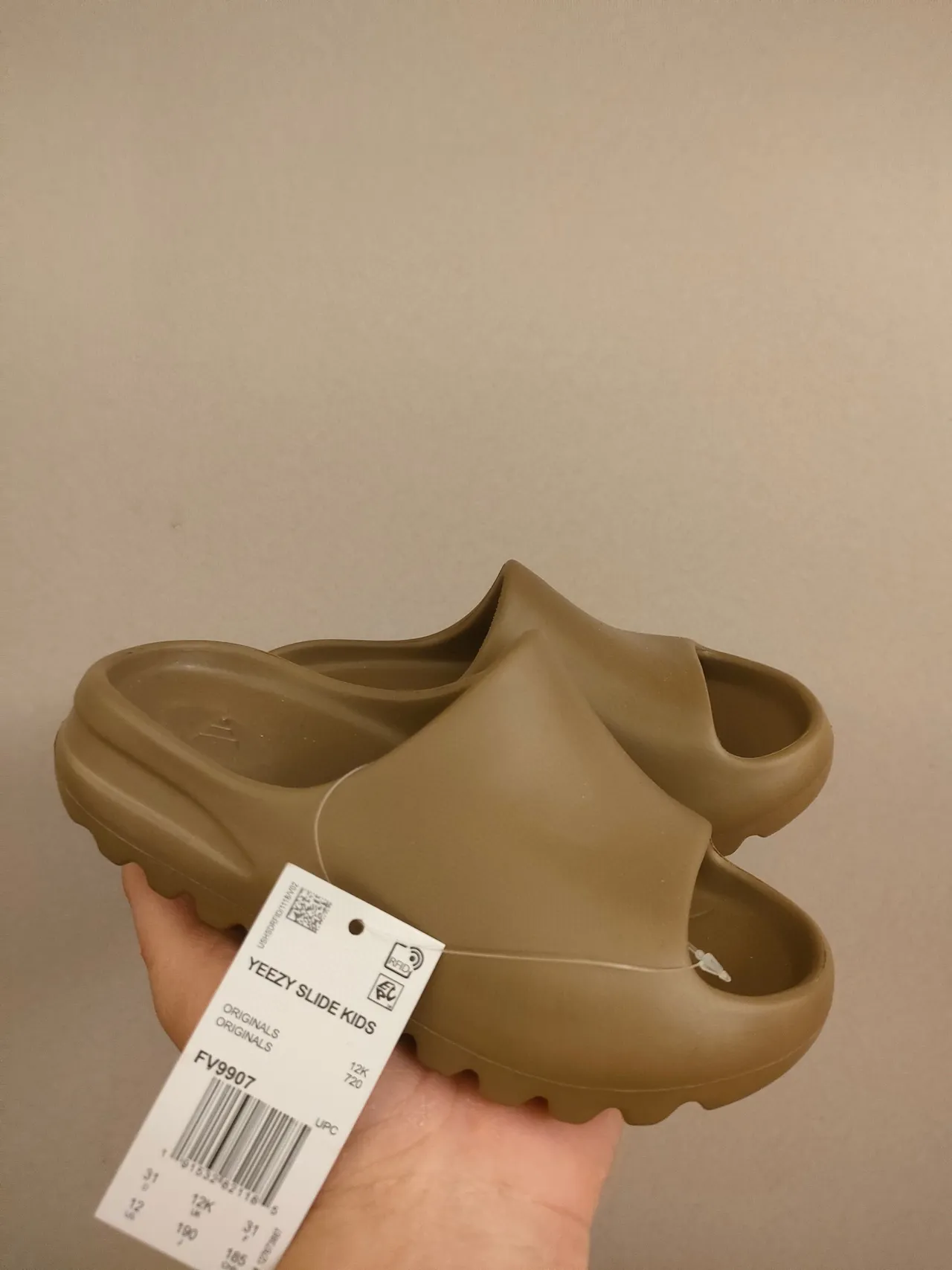حذاء خشبي بيج مع بناء رغوة مطرزة وقاعدة scalloped 20