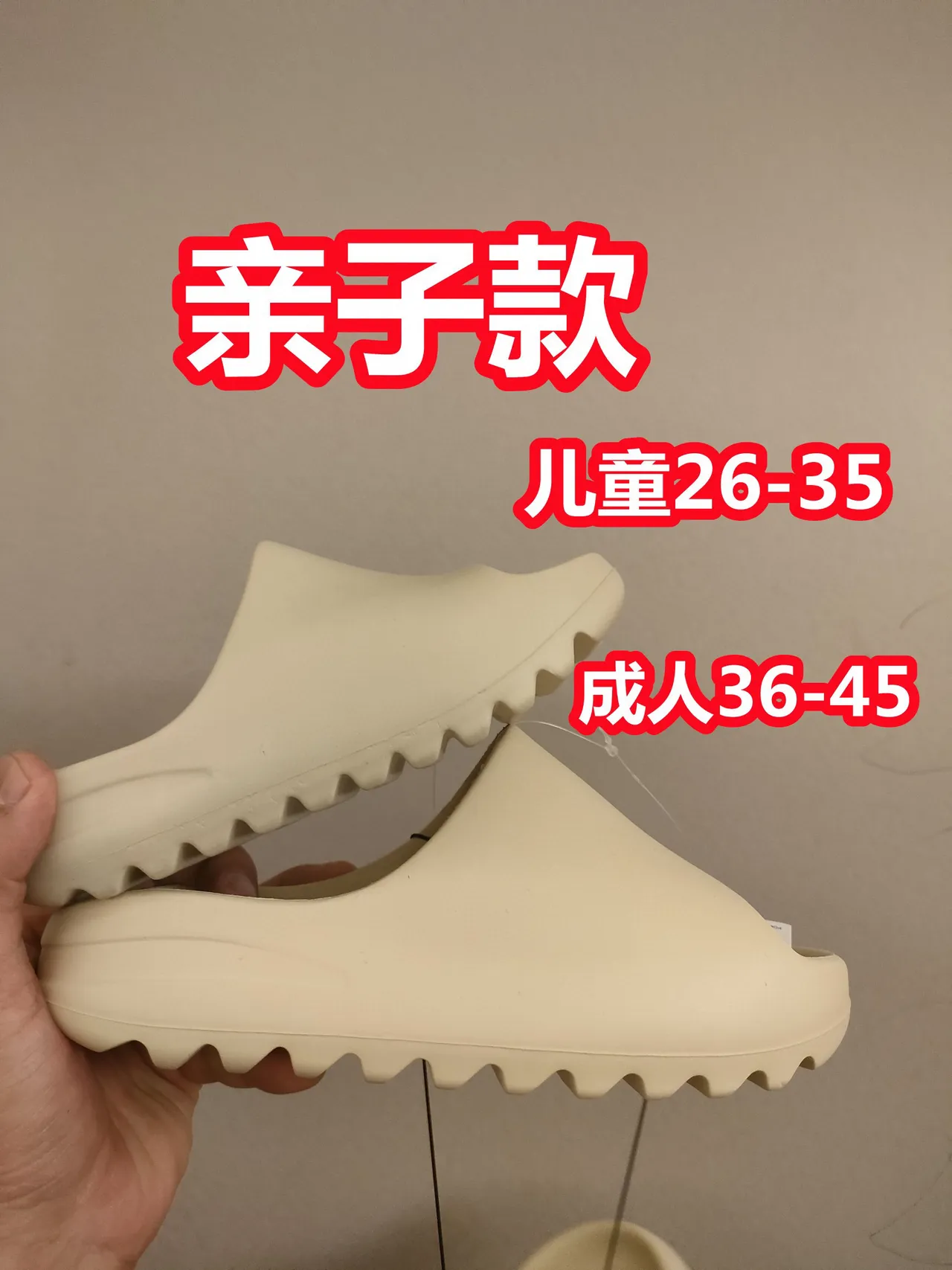 حذاء خشبي بيج مع بناء رغوة مطرزة وقاعدة scalloped 21