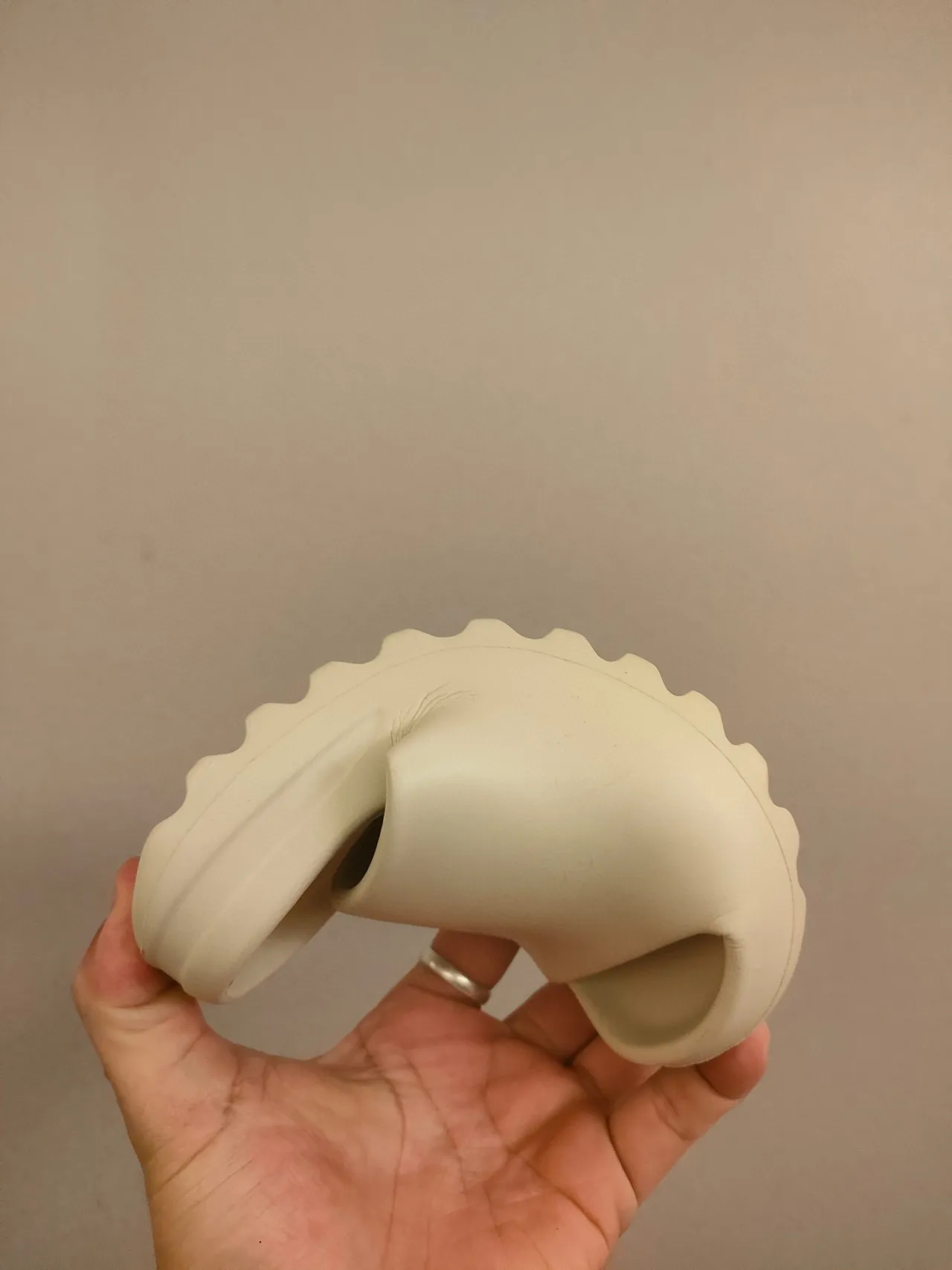 حذاء خشبي بيج مع بناء رغوة مطرزة وقاعدة scalloped 22