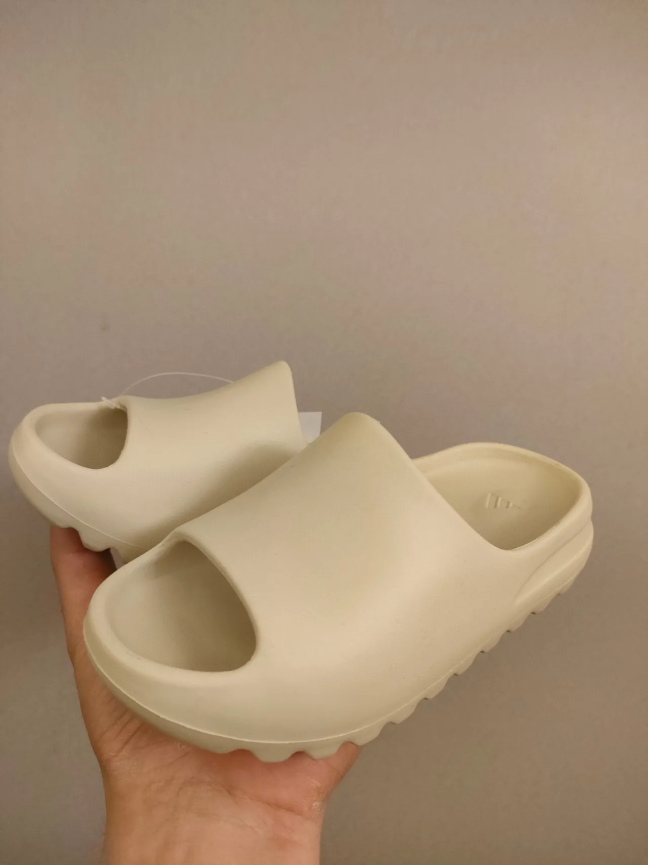 حذاء خشبي بيج مع بناء رغوة مطرزة وقاعدة scalloped 23