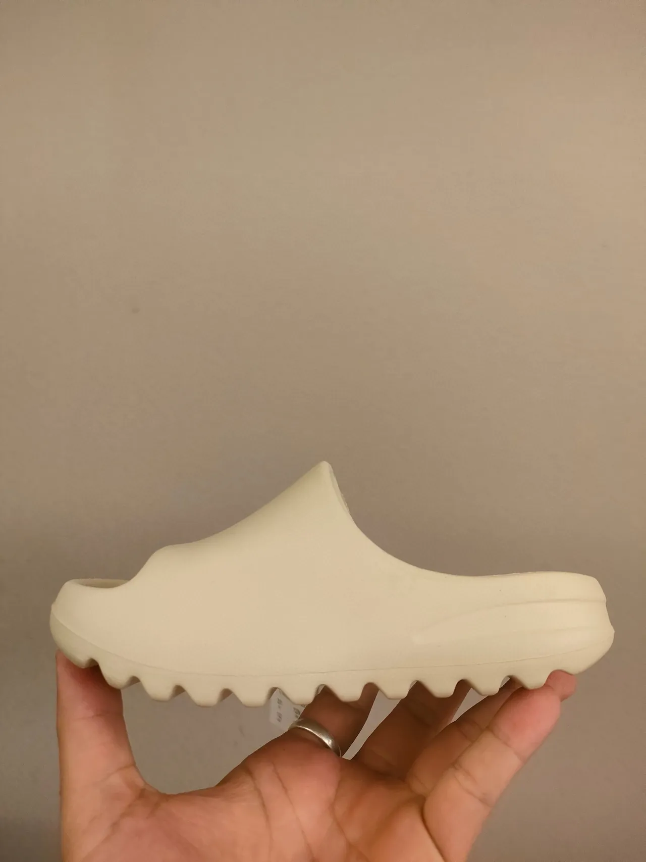 حذاء خشبي بيج مع بناء رغوة مطرزة وقاعدة scalloped 24