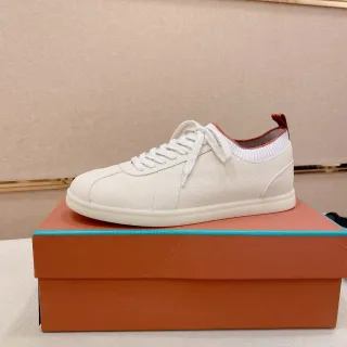 Tênis Lifestyle com Upper de Couro Texturizado Bege Vermelho e Colarinho de Meia Tricô