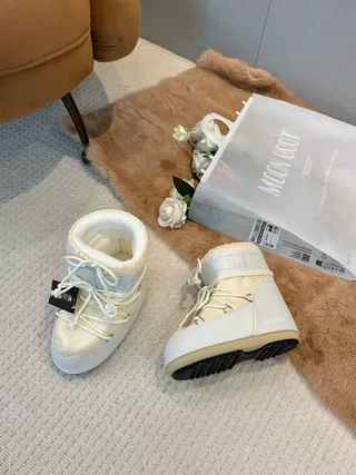 Beige White Insulated High-Top Lace-Up Front Snow Boots 6