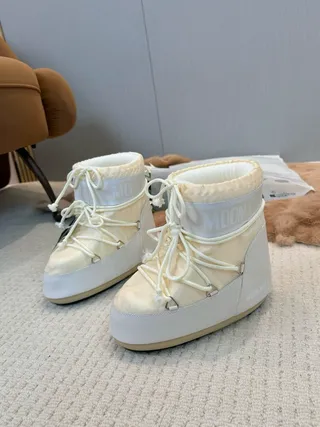 Beige White Insulated High-Top Lace-Up Front Snow Boots 8