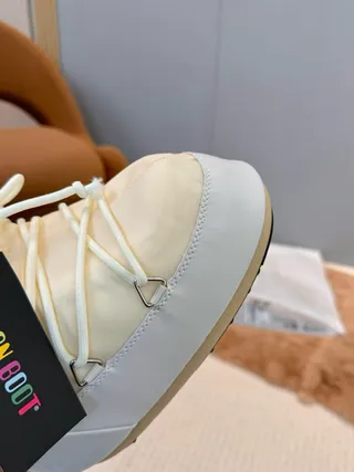 Beige White Insulated High-Top Lace-Up Front Snow Boots 9