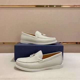 Moc-Toe Loafer en cuir grainé beige blanc