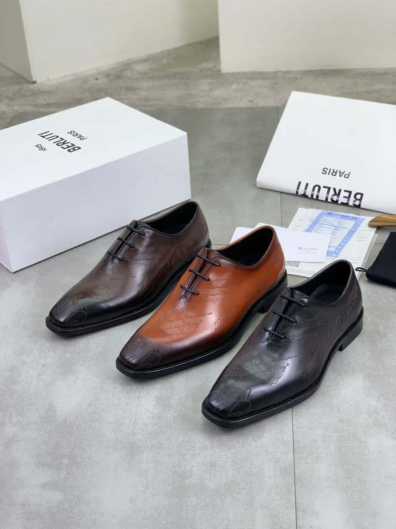 Berluti Marrom Preto Gravado à mão Motivo de Script Couro Polido Sapatos Oxford 2