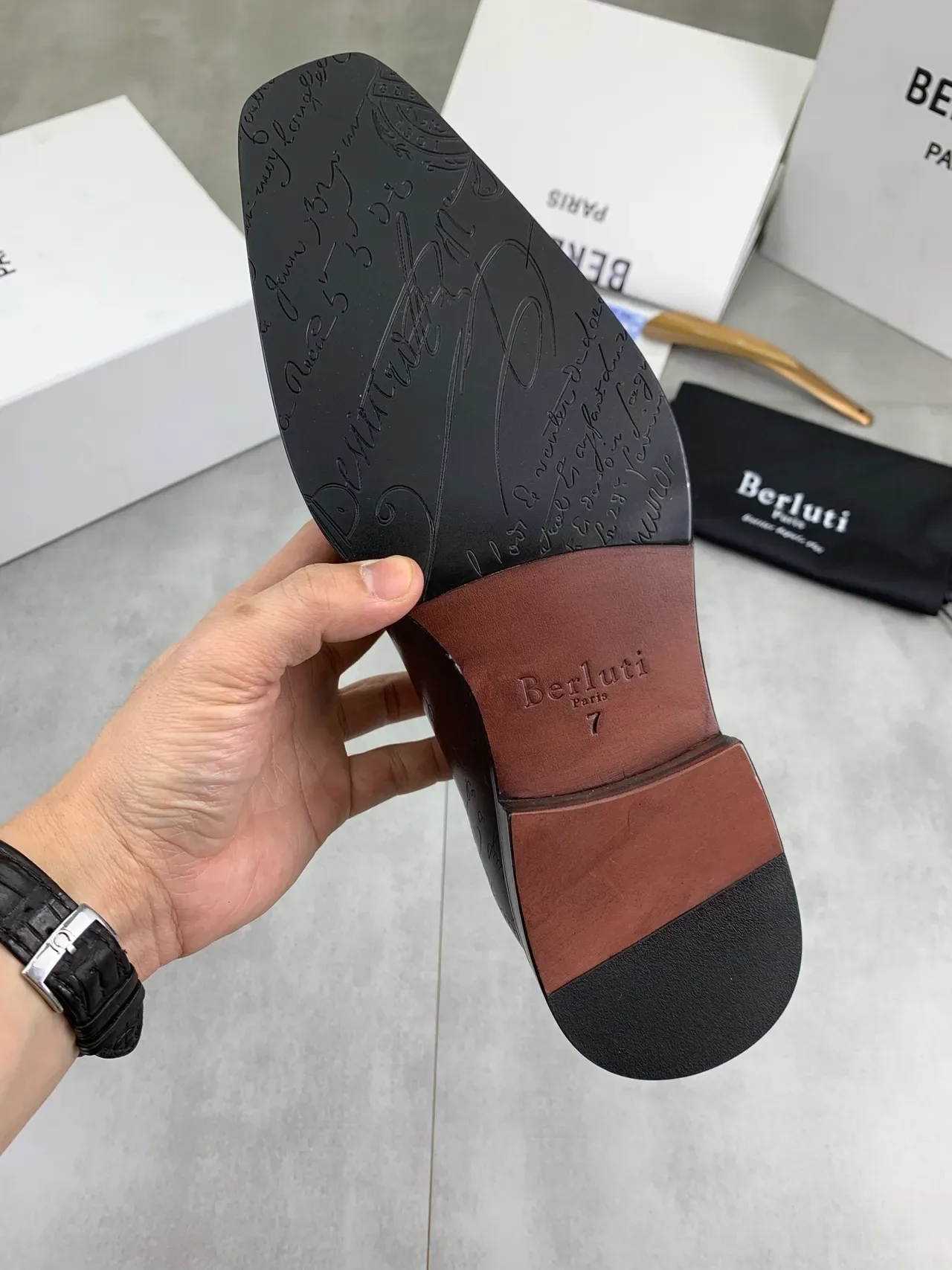 Berluti Marrom Preto Gravado à mão Motivo de Script Couro Polido Sapatos Oxford 4