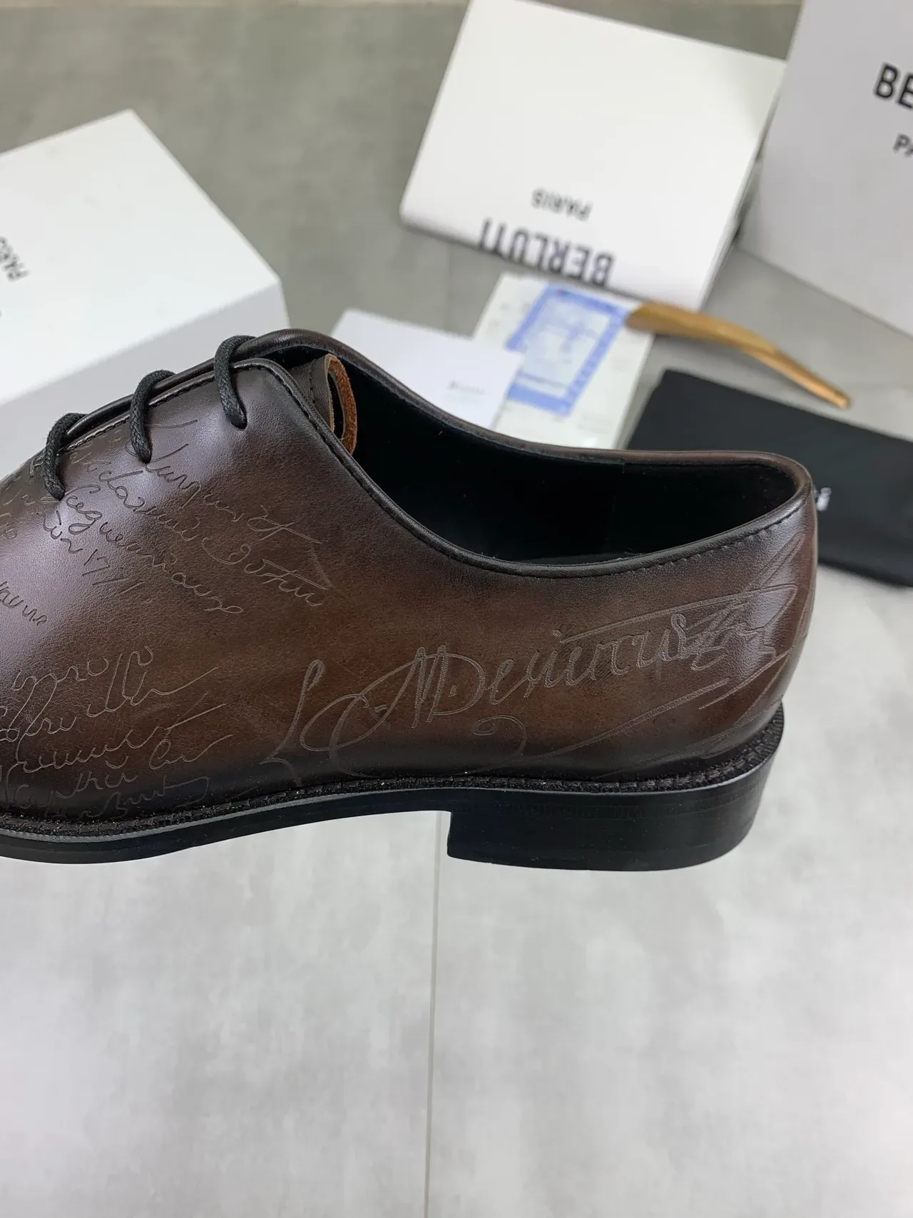 Berluti Marrom Preto Gravado à mão Motivo de Script Couro Polido Sapatos Oxford 5