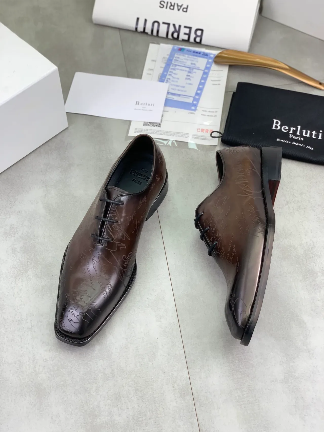 Berluti Marrom Preto Gravado à mão Motivo de Script Couro Polido Sapatos Oxford 6