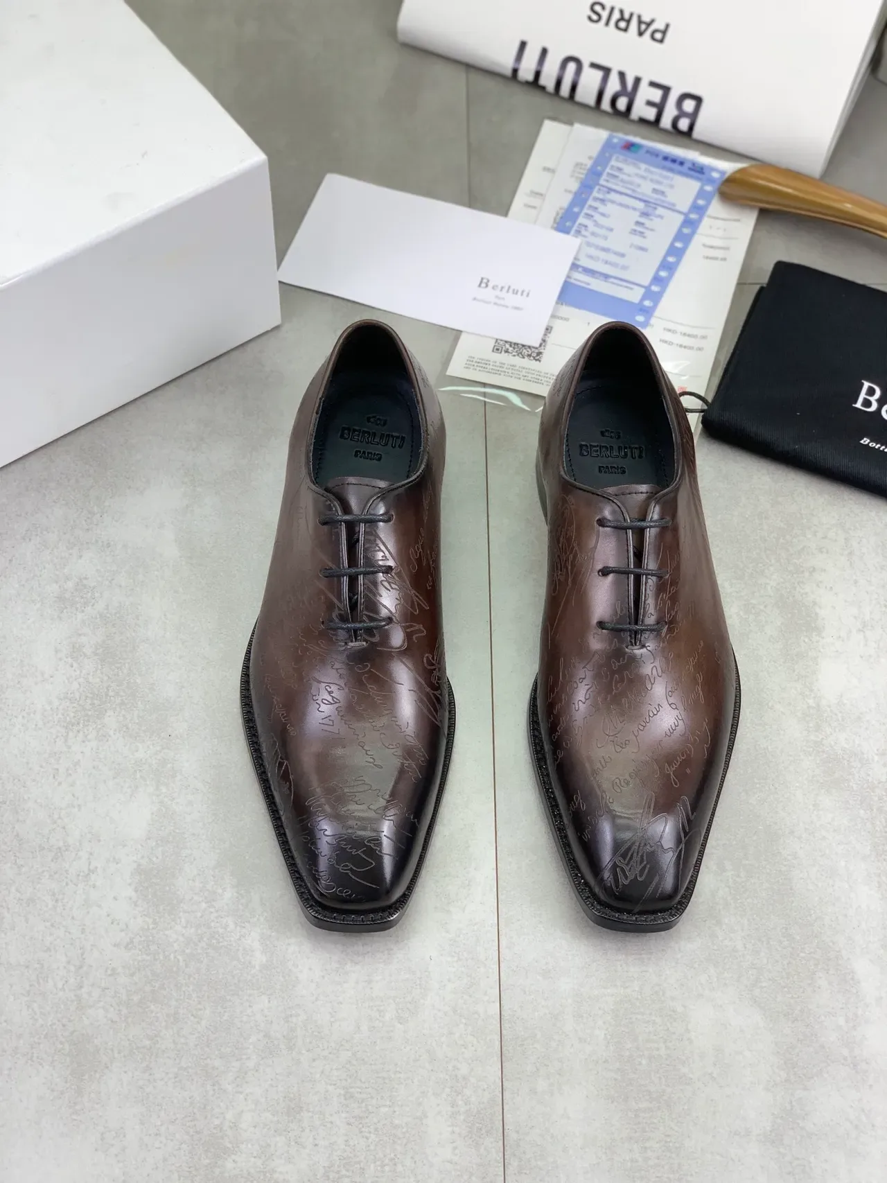 Berluti Marrom Preto Gravado à mão Motivo de Script Couro Polido Sapatos Oxford 7