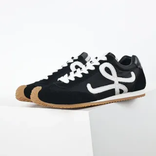 Tênis lifestyle low-top preto e branco com logo de monograma