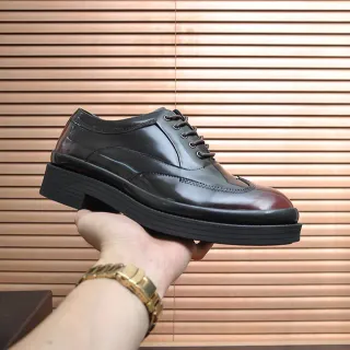 Zapato brogue ala negra de cuero patentado glossy burdeos