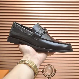 黑色有光泽漆皮纹理对比带乐福鞋