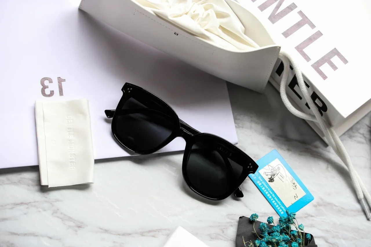 Black Glossy Shield-Style Sunglasses 2