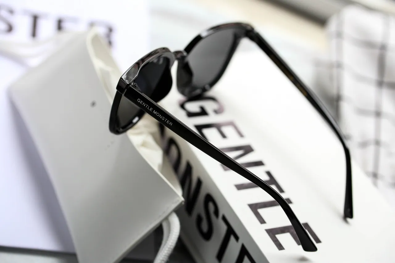 Black Glossy Shield-Style Sunglasses 4