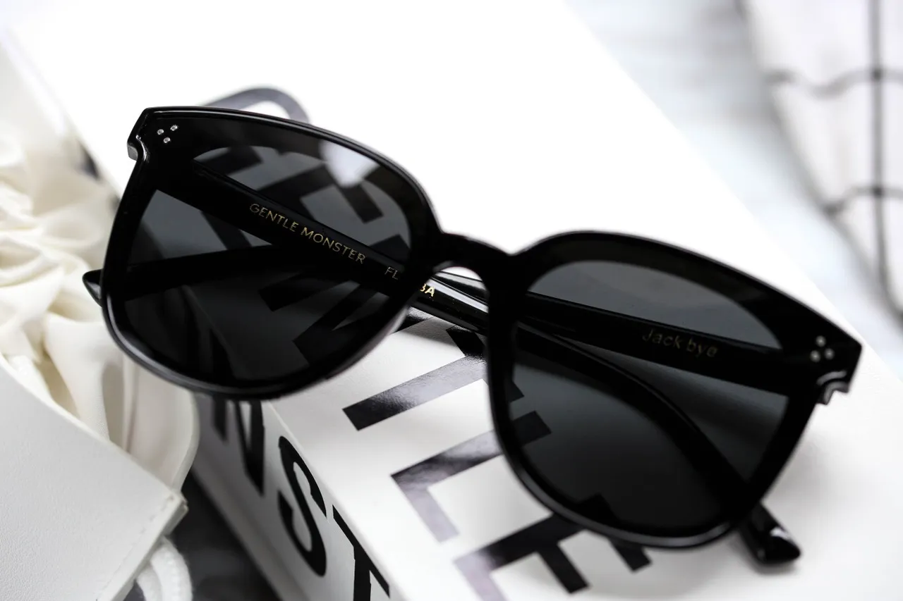 Black Glossy Shield-Style Sunglasses 8
