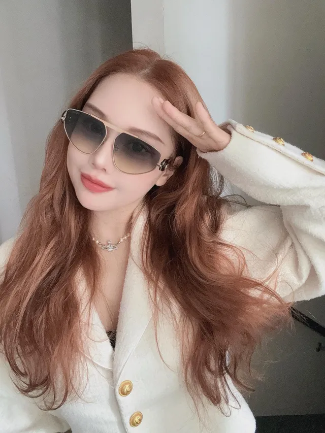 Black Gold Shield-Shaped Thin Metal Frame Sunglasses 2
