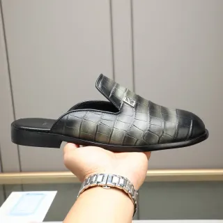 Loafer cuir noir et vert avec plaque de logo métallique embossé crocodile