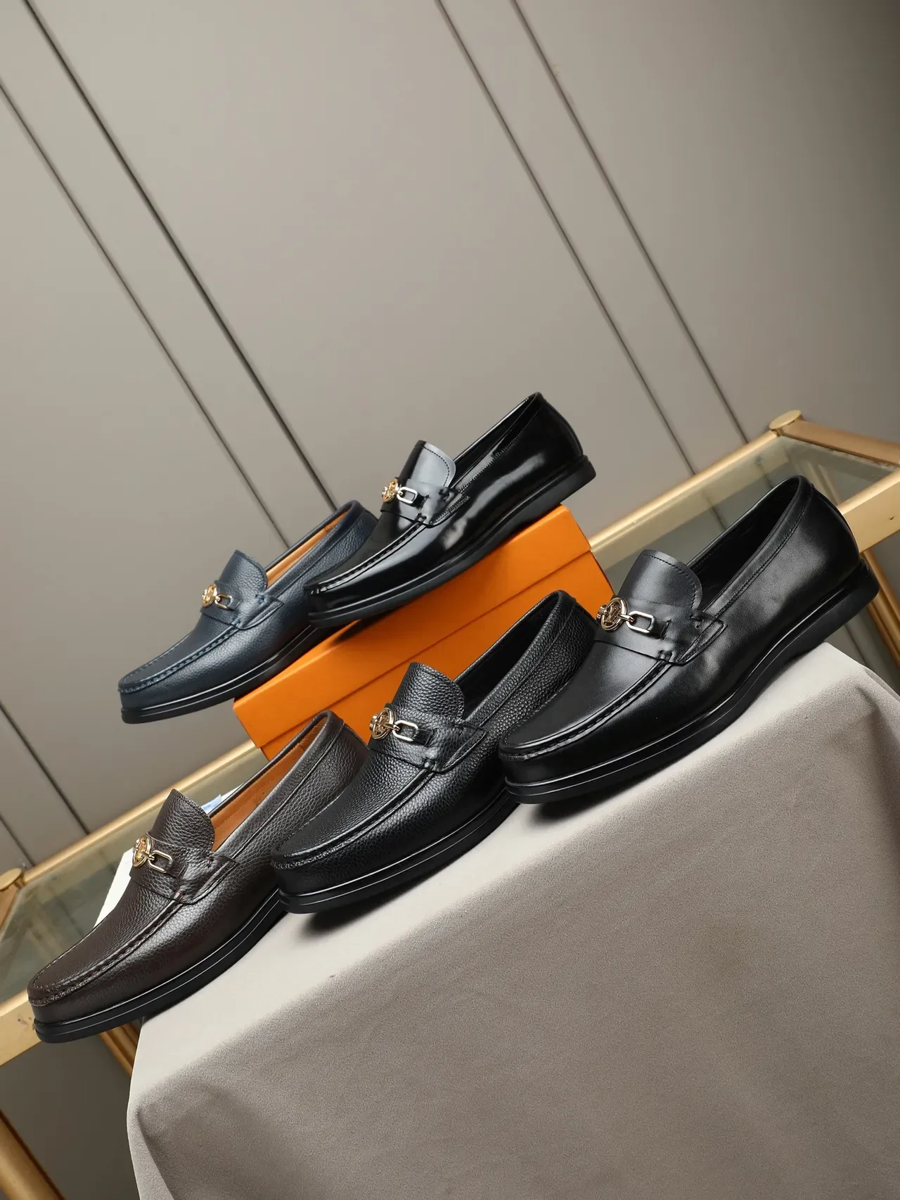 Loafer noir en cuir verni avec mors de cheval 2