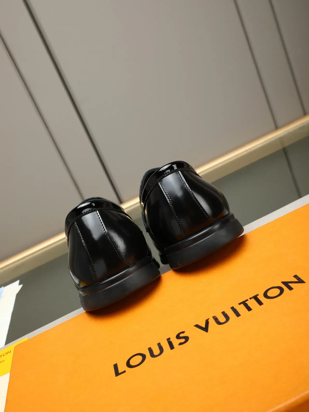 Loafer noir en cuir verni avec mors de cheval 4