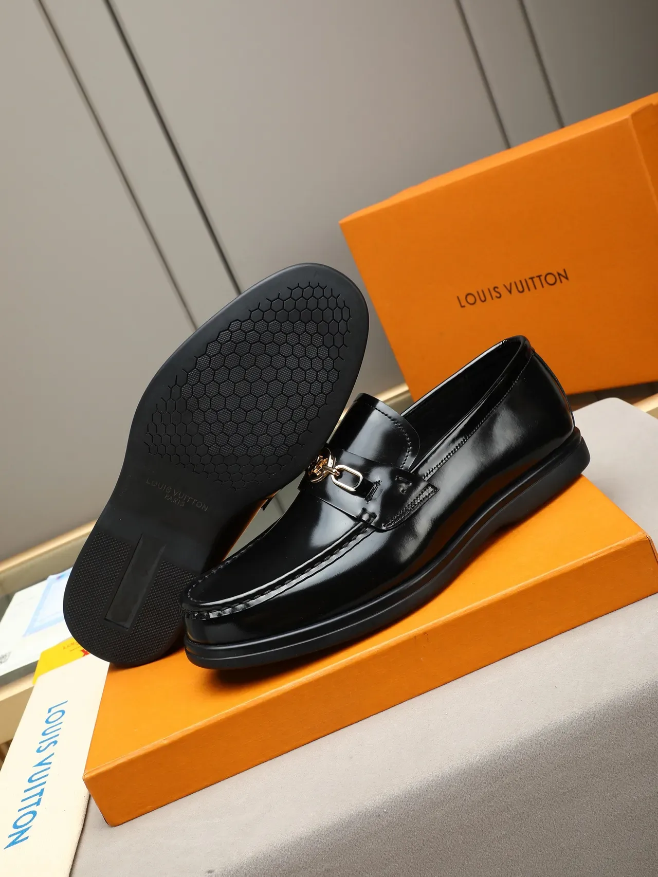 Loafer noir en cuir verni avec mors de cheval 5