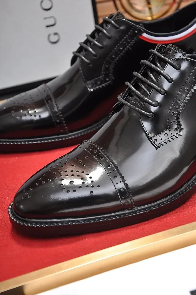 Brogue en cuir noir et rouge brillant avec cap-toe 2