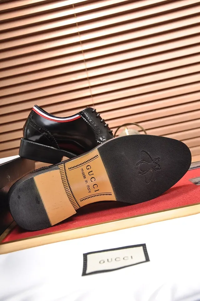Brogue en cuir noir et rouge brillant avec cap-toe 3