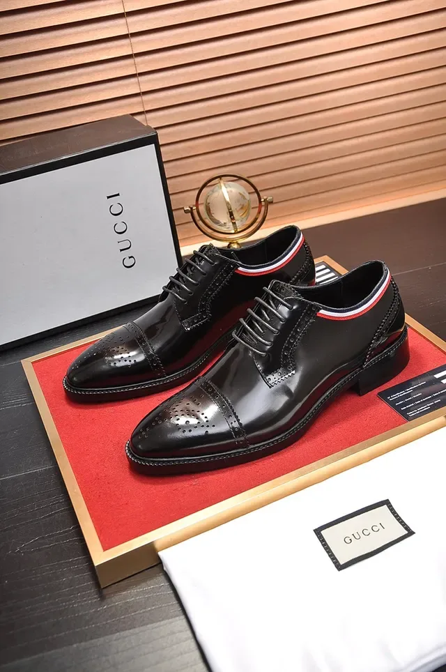 Brogue en cuir noir et rouge brillant avec cap-toe 4